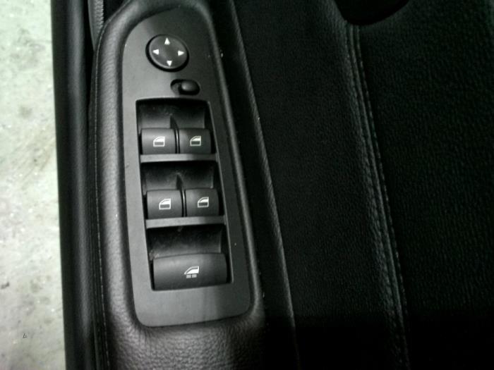 Interruptor de ventanilla eléctrica de un BMW 1 serie (E88) 125i 24V 2012