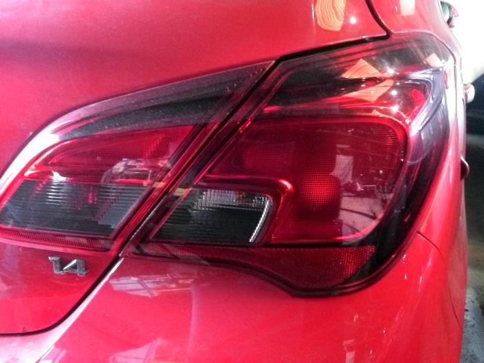 Luz trasera derecha de un Opel Corsa E 1.2 16V 2015