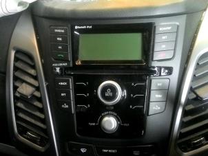Used Radio CD player Ssang Yong Korando 2.0 e-XDi 16V 4x2 Price on request offered by "Altijd Raak" Penders