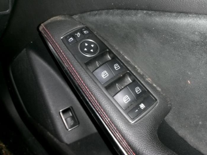 Interruptor de ventanilla eléctrica de un Mercedes-Benz CLA Shooting Brake (117.9) 2.0 AMG CLA-45 Turbo 16V 2015