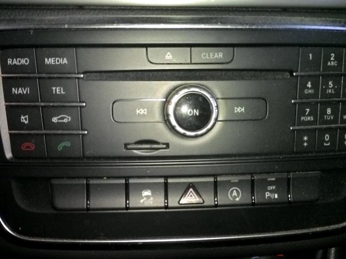 Reproductor de CD y radio de un Mercedes-Benz CLA Shooting Brake (117.9) 2.0 AMG CLA-45 Turbo 16V 2015