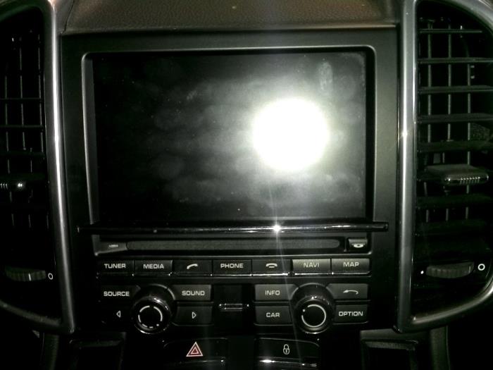 Radio CD player from a Porsche Cayenne II (92A) 3.0 D V6 24V 2013