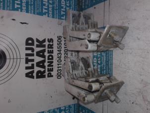 Used Set of hinges Renault T30 / T35 Price on request offered by "Altijd Raak" Penders