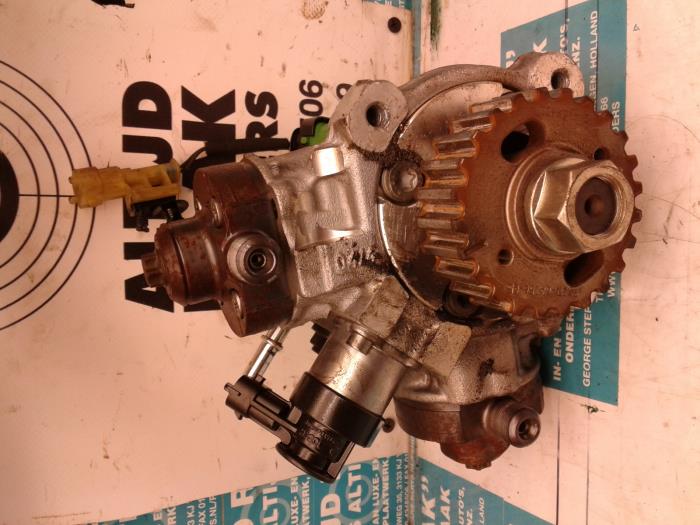 Mechanical fuel pump from a Peugeot 407 2011