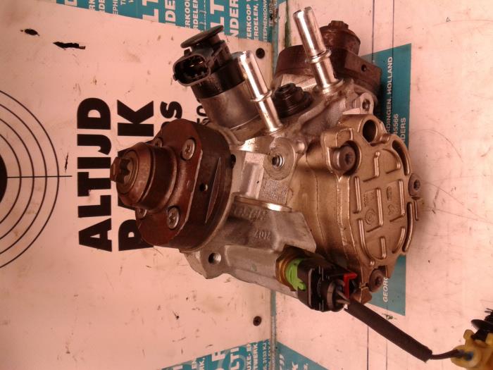 Mechanical fuel pump from a Peugeot 407 2011
