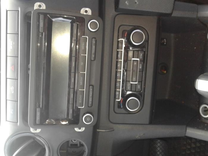 Radio CD player from a Volkswagen Amarok 2.0 BiTDI 16V 180 4Motion 2014