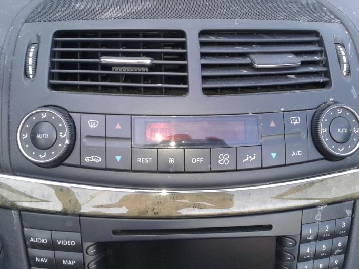 Heater control panel from a Mercedes-Benz E Combi (S211) 6.2 E-63 AMG V8 32V 2007