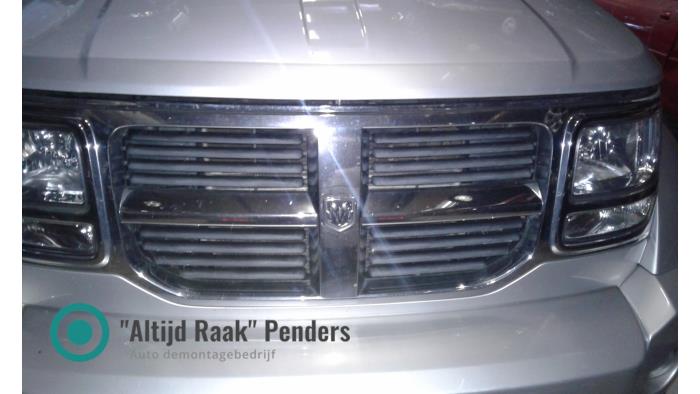 Używane Grill Dodge Nitro 2.8 CRD 16V 4x4 Cena na żądanie oferowane przez "Altijd Raak" Penders