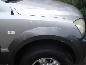 Used Front wing, right Kia Sorento I (JC) 2.5 CRDi 16V Price on request offered by "Altijd Raak" Penders