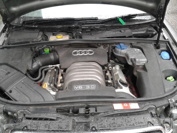 Motor de un Audi A4 Cabrio (B7) 3.0 V6 30V 2002