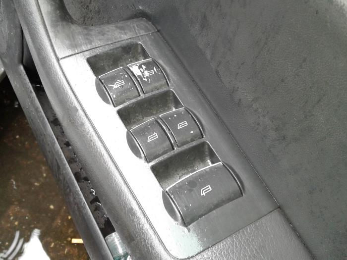 Electric window switch from a Audi A4 Cabrio (B7) 3.0 V6 30V 2002