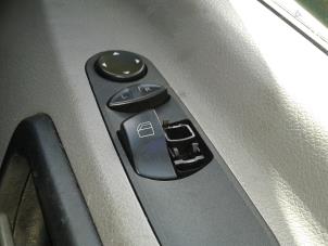 Usados Interruptor de ventanilla eléctrica Volkswagen Crafter 2.5 TDI 28/30/32/35 SWB Precio de solicitud ofrecido por "Altijd Raak" Penders