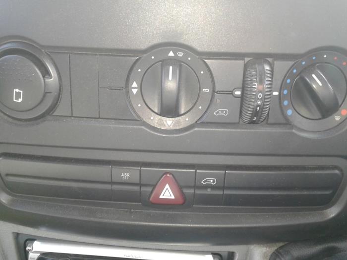 Air conditioning control panel from a Volkswagen Crafter 2.5 TDI 28/30/32/35 SWB 2008