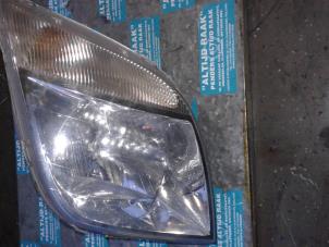 Used Headlight, right LDV Maxus 2.5 Cdi Price on request offered by "Altijd Raak" Penders