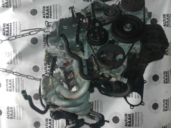 Engine from a Nissan Almera Tino (V10M) 1.8 16V 2005