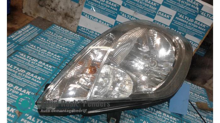 Używane Reflektor prawy Renault Trafic Cena na żądanie oferowane przez "Altijd Raak" Penders