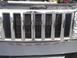Używane Listwa grilla Jeep Cherokee (KK) 2.8 CRD 16V Euro 5 4x4 Cena na żądanie oferowane przez "Altijd Raak" Penders