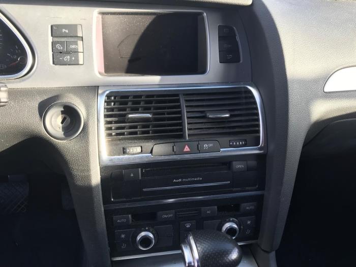 Heater control panel from a Audi Q7 (4LB) 3.0 TDI V6 24V 2012