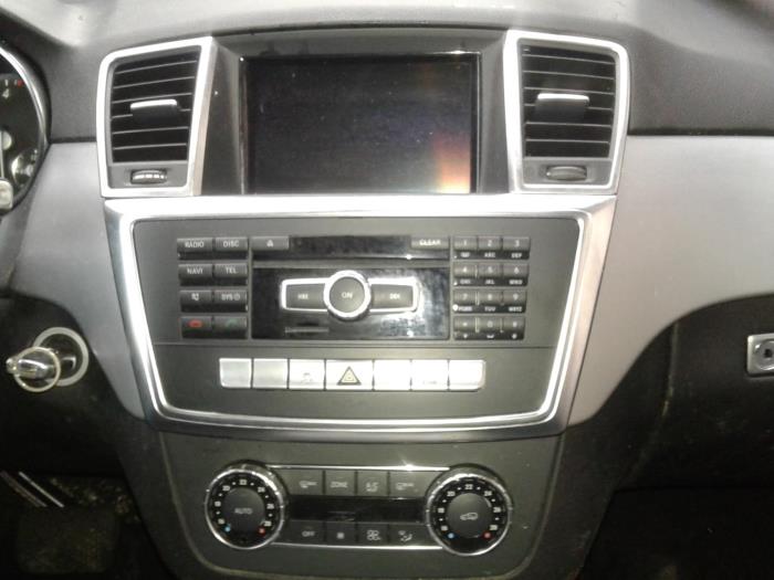 Panel de control de aire acondicionado de un Mercedes-Benz ML III (166) 3.0 ML-350 BlueTEC V6 24V 4-Matic 2013
