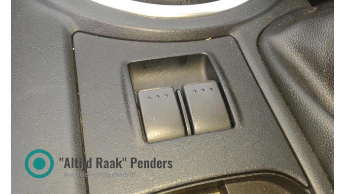 Usados Interruptor de ventanilla eléctrica Mazda MX-5 (NC) 1.8i 16V Precio de solicitud ofrecido por "Altijd Raak" Penders