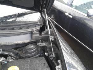 Używane Amortyzator gazowy pokrywy silnika lewy Jeep Cherokee (KL) 2.0 CRD 16V 4x4 Cena na żądanie oferowane przez "Altijd Raak" Penders