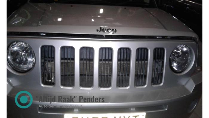 Używane Grill Jeep Patriot (MK74) 2.4 16V 4x4 Cena na żądanie oferowane przez "Altijd Raak" Penders