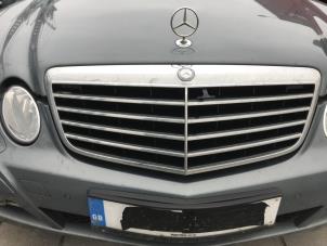 Used Grille Mercedes E Combi (S211) 3.0 E-320 CDI V6 24V Price on request offered by "Altijd Raak" Penders