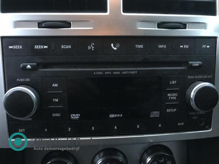 Używane Zmieniarka CD Dodge Nitro 2.8 CRD 16V 4x4 Cena na żądanie oferowane przez "Altijd Raak" Penders
