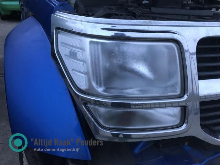 Używane Reflektor prawy Dodge Nitro 2.8 CRD 16V 4x4 Cena na żądanie oferowane przez "Altijd Raak" Penders