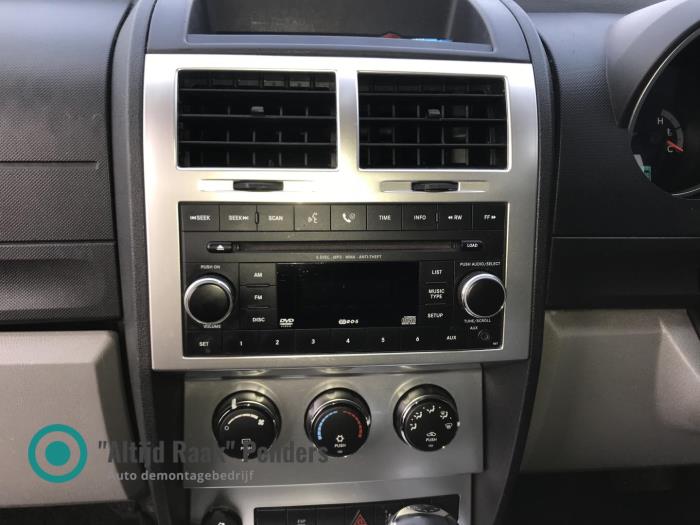Używane Zmieniarka CD Dodge Nitro 2.8 CRD 16V 4x4 Cena na żądanie oferowane przez "Altijd Raak" Penders