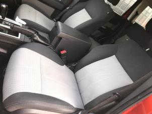 Używane Fotel lewy Dodge Nitro 2.8 CRD 16V 4x4 Cena na żądanie oferowane przez "Altijd Raak" Penders