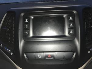 Używane Radioodtwarzacz CD Jeep Cherokee (KL) 2.2 Multijet II 16V 4x4 Cena na żądanie oferowane przez "Altijd Raak" Penders