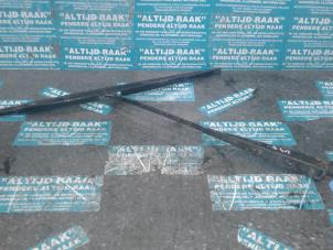 Used Front wiper arm Mercedes 207 - 410 Price on request offered by "Altijd Raak" Penders