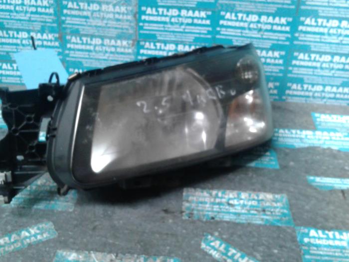 Headlight, left from a Subaru Forester 2004