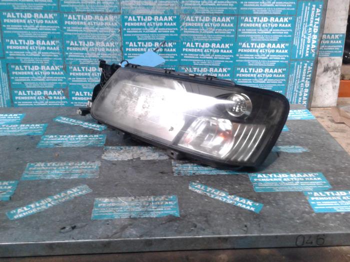 Headlight, left from a Subaru Forester 2004