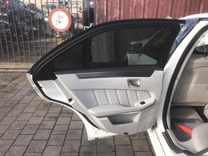 Używane Drzwi lewe tylne wersja 4-drzwiowa Mercedes E (W212) E-220 CDI 16V BlueEfficiency,BlueTEC Cena na żądanie oferowane przez "Altijd Raak" Penders