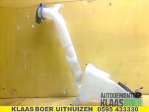 Używane Zbiornik spryskiwacza przód Volkswagen Polo IV (9N1/2/3) 1.2 12V Cena € 15,00 Procedura marży oferowane przez Autodemontage Klaas Boer