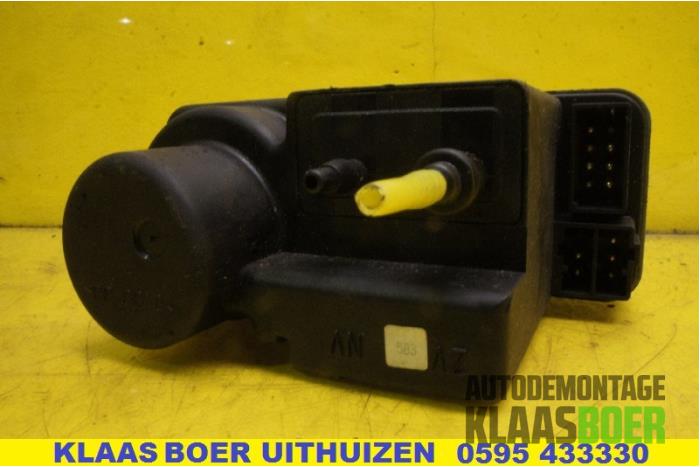 Brake servo vacuum pump from a Mercedes-Benz C (W202) 1.8 C-180 16V 1994