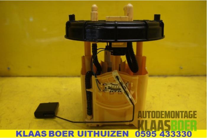 Diesel pump from a Peugeot 206 SW (2E/K) 2.0 HDi 2004