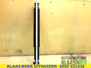Usagé Amortisseur arrière gauche Opel Omega B (25/26/27) 2.2 16V Prix € 25,00 Règlement à la marge proposé par Autodemontage Klaas Boer