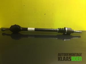 Usados Eje de transmisión derecha delante Peugeot 207/207+ (WA/WC/WM) 1.4 16V Precio € 35,00 Norma de margen ofrecido por Autodemontage Klaas Boer