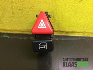 Usados Interruptor de luz de pánico Mercedes A (W168) 1.4 A-140 Precio € 10,00 Norma de margen ofrecido por Autodemontage Klaas Boer