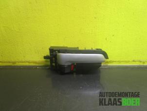 Używane Uchwyt drzwi prawych tylnych wersja 4-drzwiowa Opel Agila (B) 1.2 16V Cena € 15,00 Procedura marży oferowane przez Autodemontage Klaas Boer