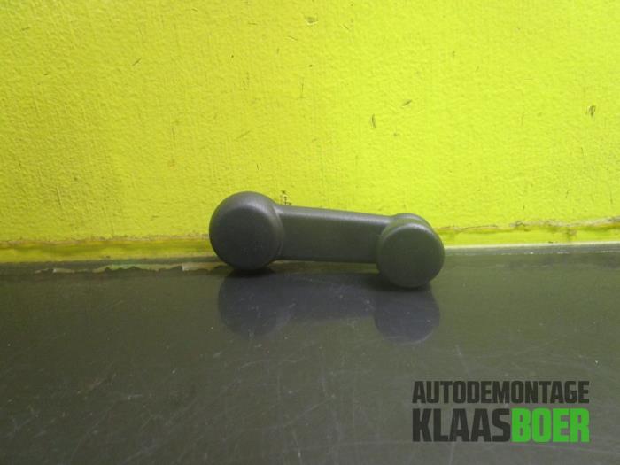 Używane Klamka okienna Opel Agila (B) 1.2 16V Cena € 10,00 Procedura marży oferowane przez Autodemontage Klaas Boer