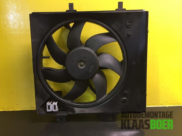 Cooling fans from a Peugeot 207/207+ (WA/WC/WM) 1.4 16V VTi 2010