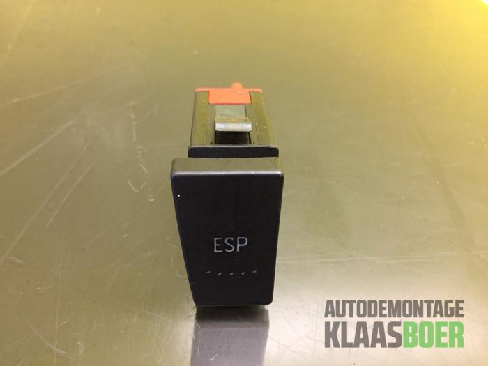 Używane Przelacznik ESP Volkswagen Passat 4Motion (3B3) 2.3 V5 20V Cena € 10,00 Procedura marży oferowane przez Autodemontage Klaas Boer
