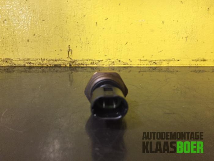 Outside temperature sensor from a Renault Clio (B/C57/357/557/577) 1.2 Eco Kat. 1997
