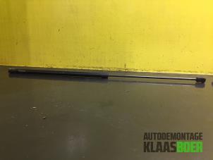 Usados Amortiguador de gas de capó derecha Audi A4 Avant Quattro (B7) 3.0 TDI V6 24V Precio € 20,00 Norma de margen ofrecido por Autodemontage Klaas Boer
