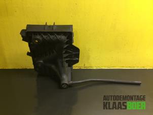 Używane Pojemnik na akumulator Audi A4 Avant (B7) 2.0 TDI Cena € 12,50 Procedura marży oferowane przez Autodemontage Klaas Boer