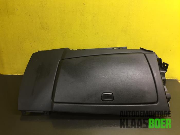 Begagnade Handskfack BMW 1 serie (E87/87N) 118d 16V Pris € 45,00 Marginaltabell erbjuds av Autodemontage Klaas Boer